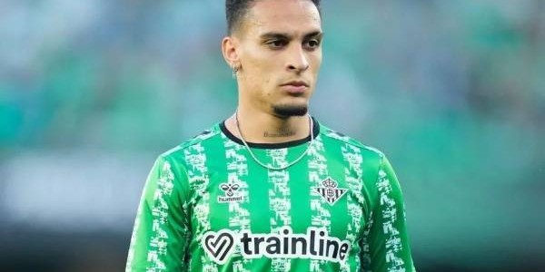 安东尼拒千万年薪坚守贝蒂斯：从曼联弃将到西甲宠儿的救赎之路